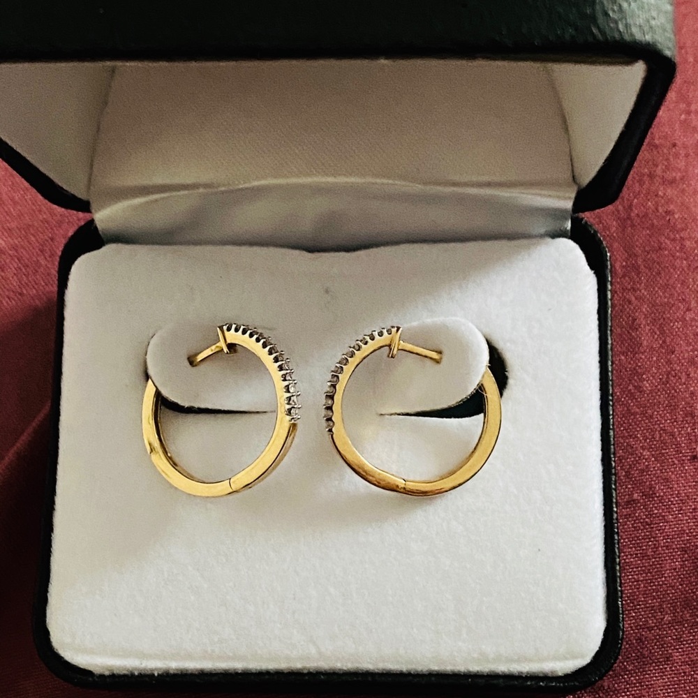Gold earring